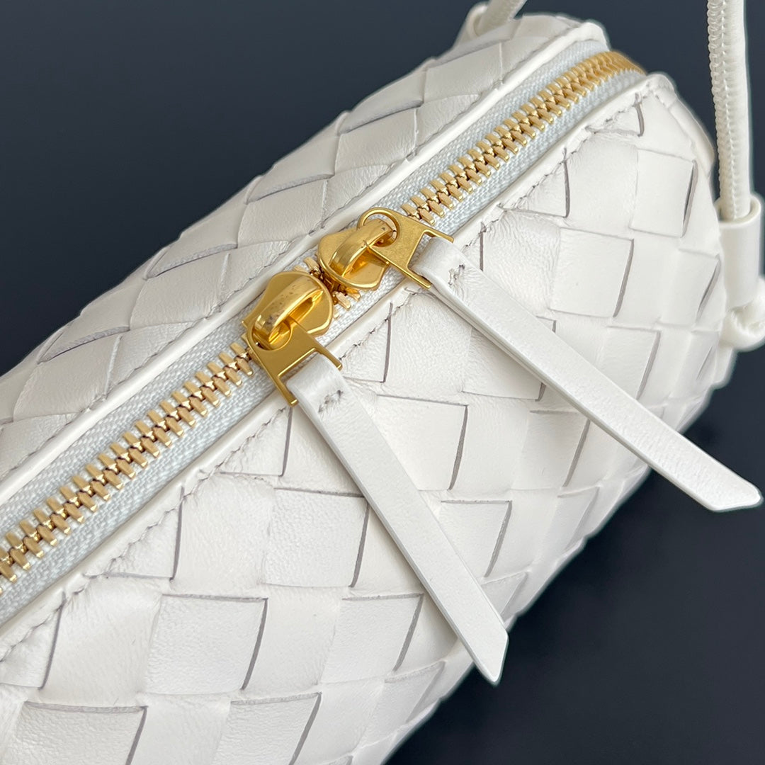 BOTTEGA VENETA CONCERT POUCH 18 IN WHITE LAMBSKIN