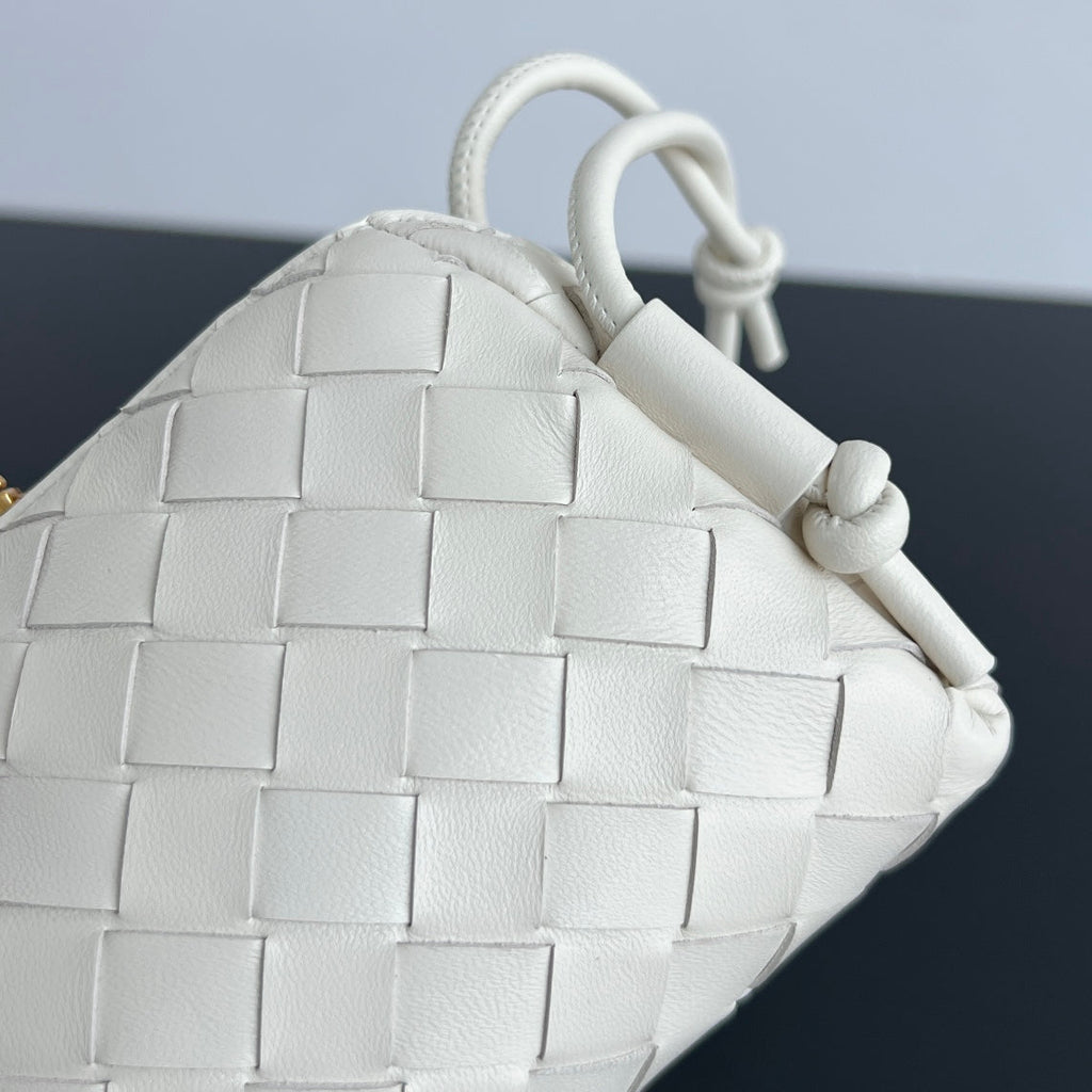 BOTTEGA VENETA CONCERT POUCH 18 IN WHITE LAMBSKIN