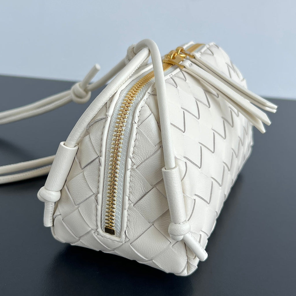 BOTTEGA VENETA CONCERT POUCH 18 IN WHITE LAMBSKIN
