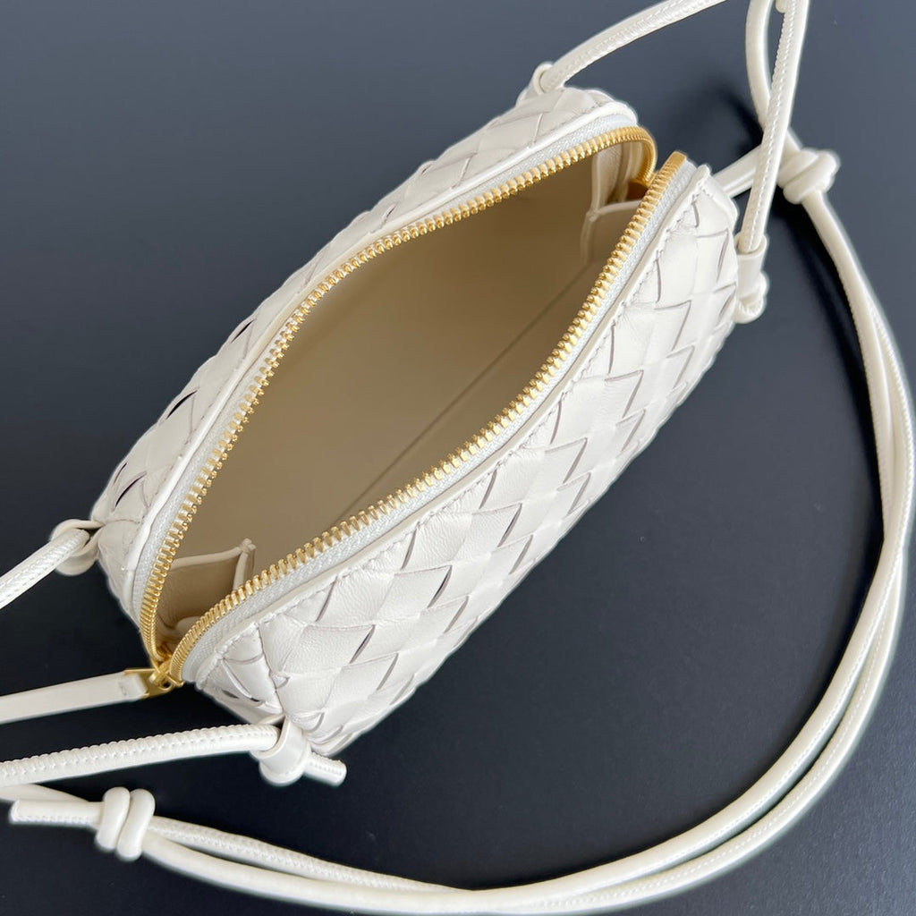 BOTTEGA VENETA CONCERT POUCH 18 IN WHITE LAMBSKIN