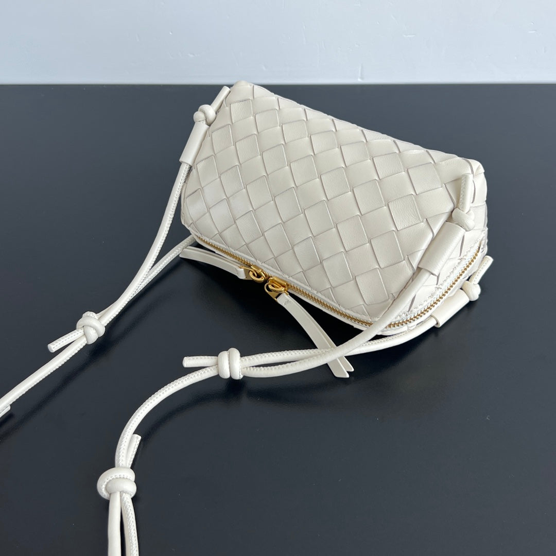 BOTTEGA VENETA CONCERT POUCH 18 IN WHITE LAMBSKIN
