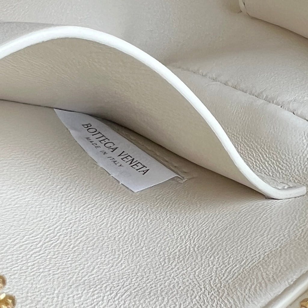 BOTTEGA VENETA CONCERT POUCH 18 IN WHITE LAMBSKIN