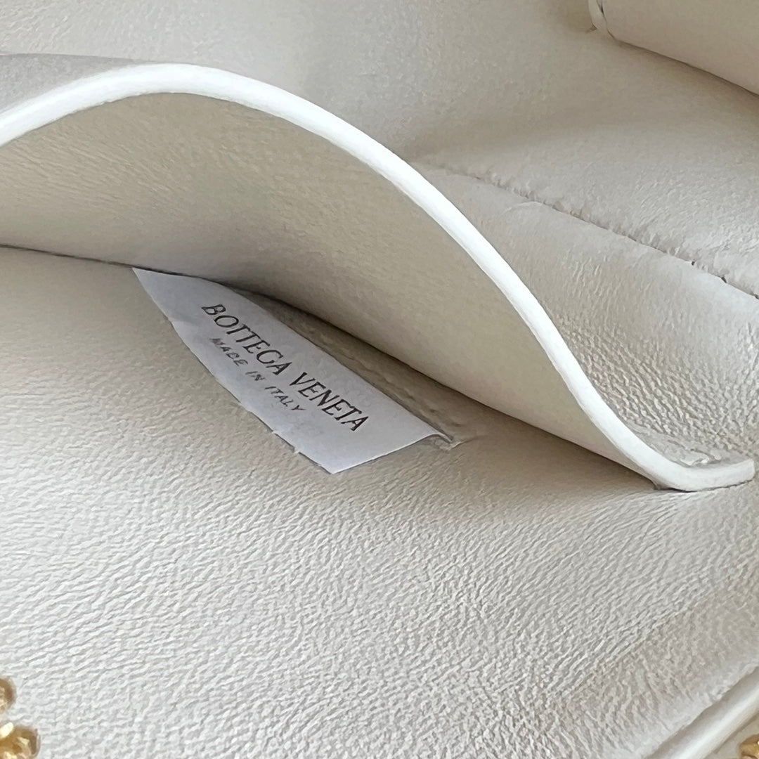 BOTTEGA VENETA CONCERT POUCH 18 IN WHITE LAMBSKIN