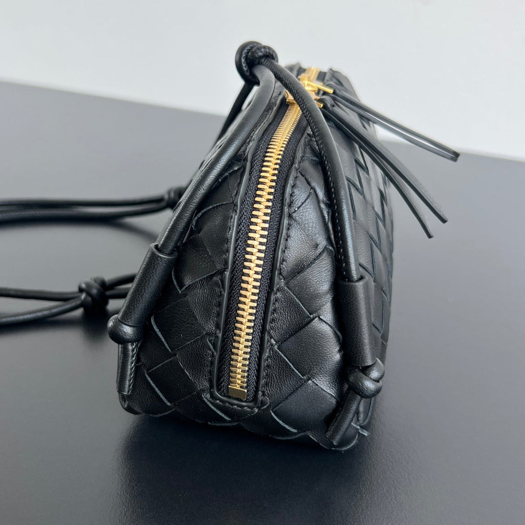 BOTTEGA VENETA CONCERT POUCH 18 IN BLACK LAMBSKIN