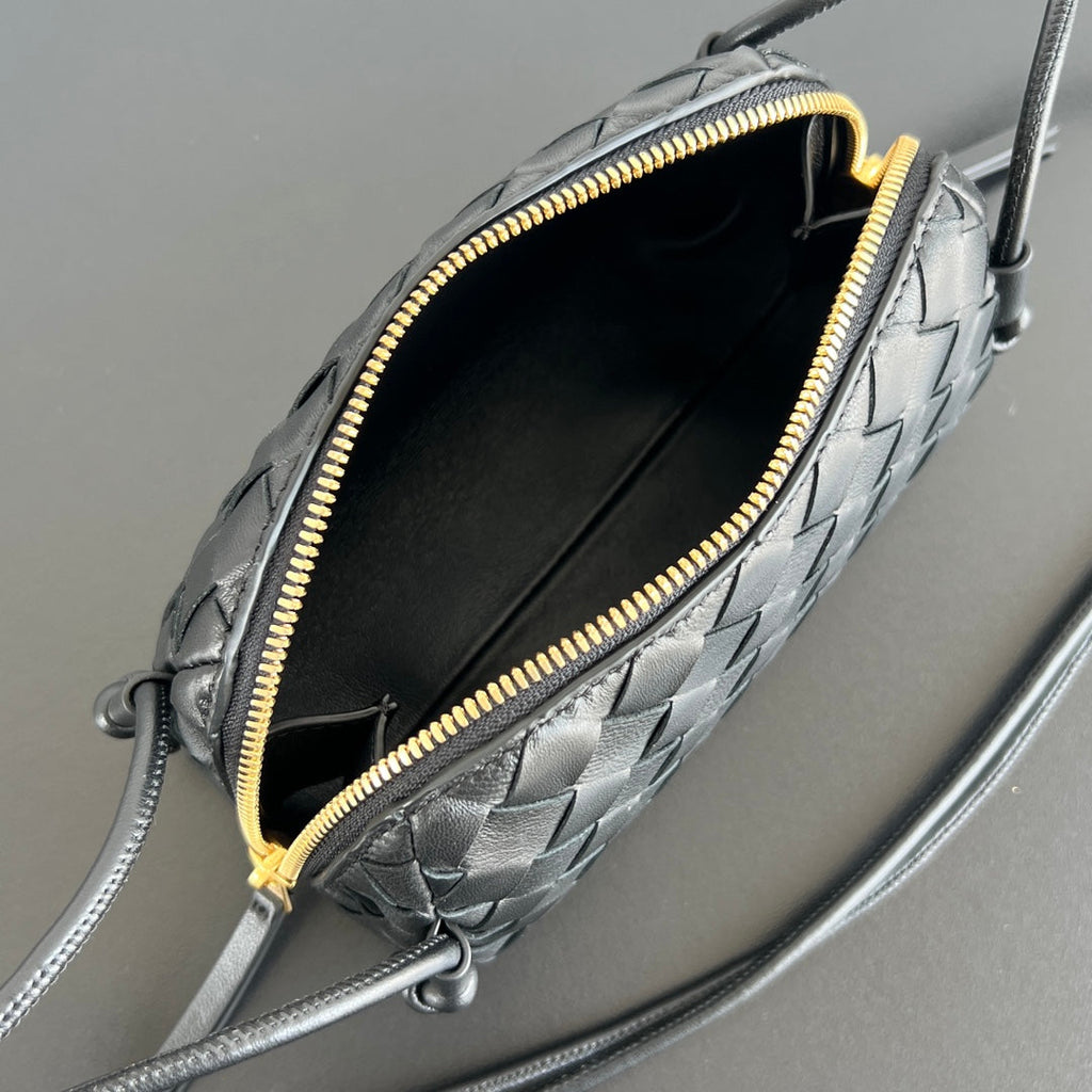 BOTTEGA VENETA CONCERT POUCH 18 IN BLACK LAMBSKIN