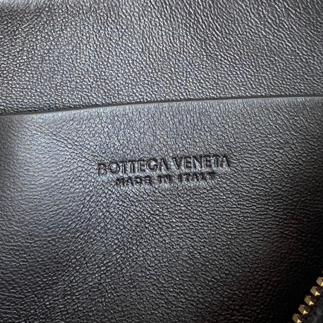 BOTTEGA VENETA CONCERT POUCH 18 IN BLACK LAMBSKIN