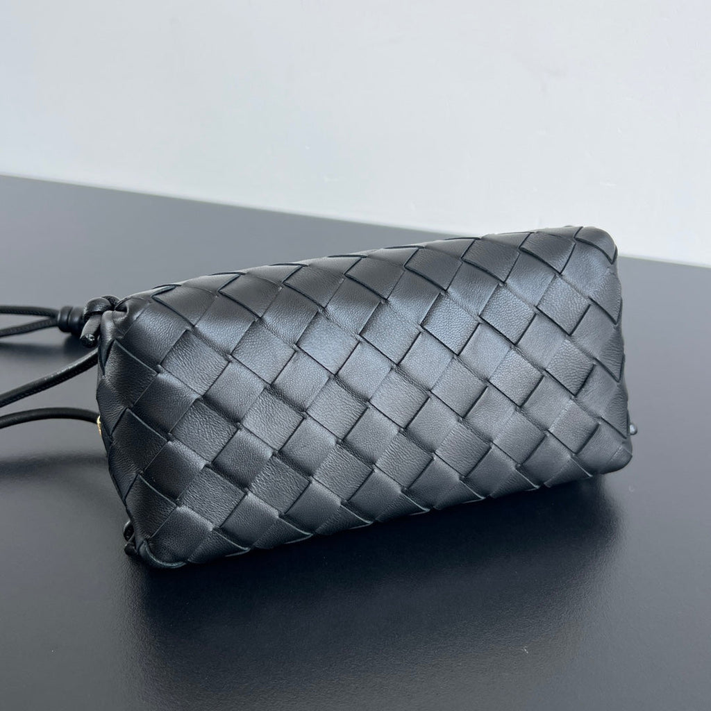 BOTTEGA VENETA CONCERT POUCH 18 IN BLACK LAMBSKIN
