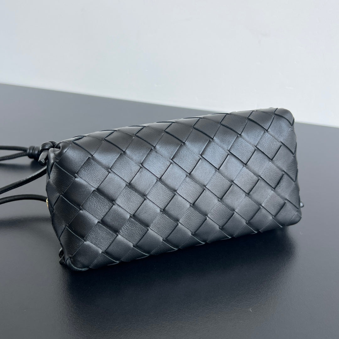 BOTTEGA VENETA CONCERT POUCH 18 IN BLACK LAMBSKIN