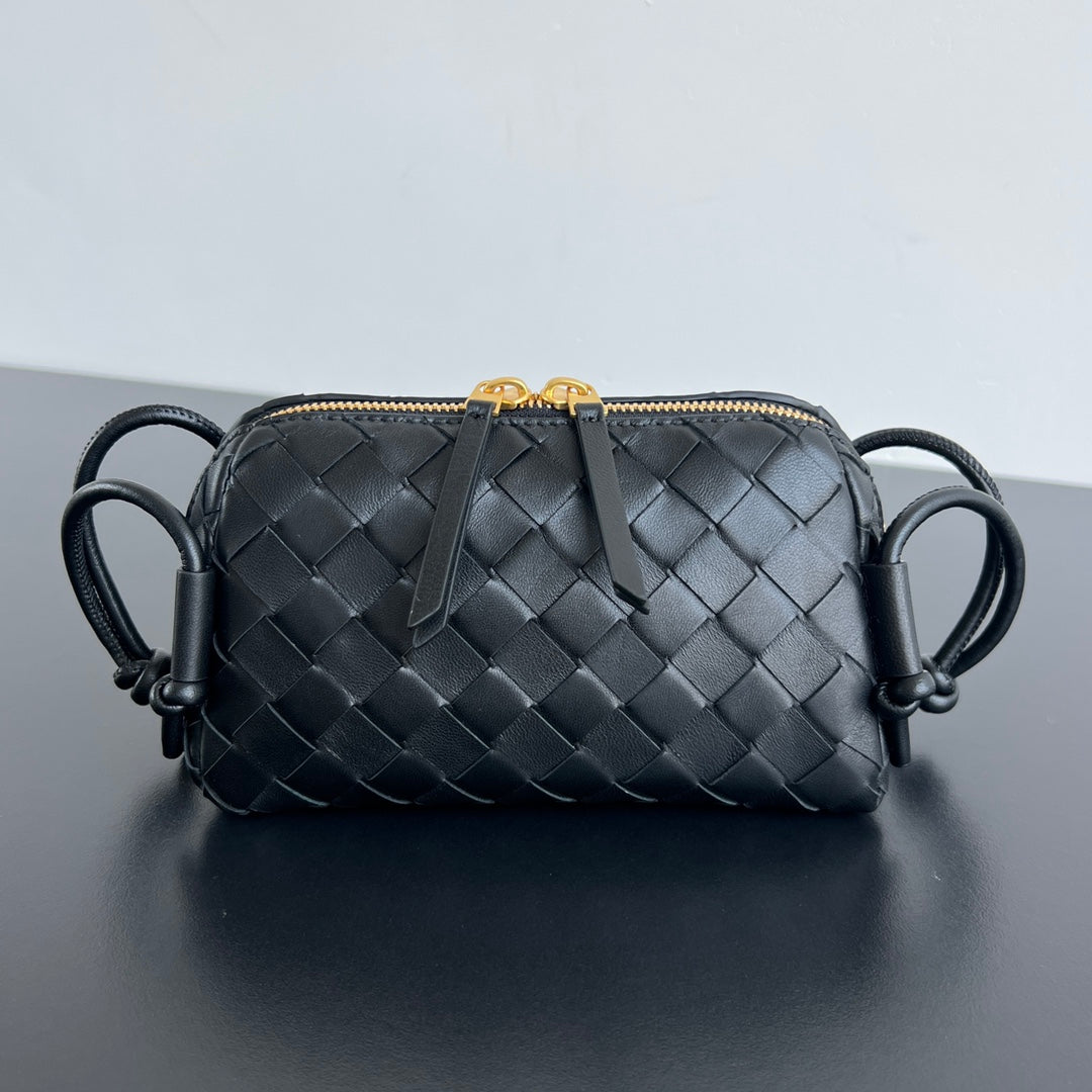 BOTTEGA VENETA CONCERT POUCH 18 IN BLACK LAMBSKIN
