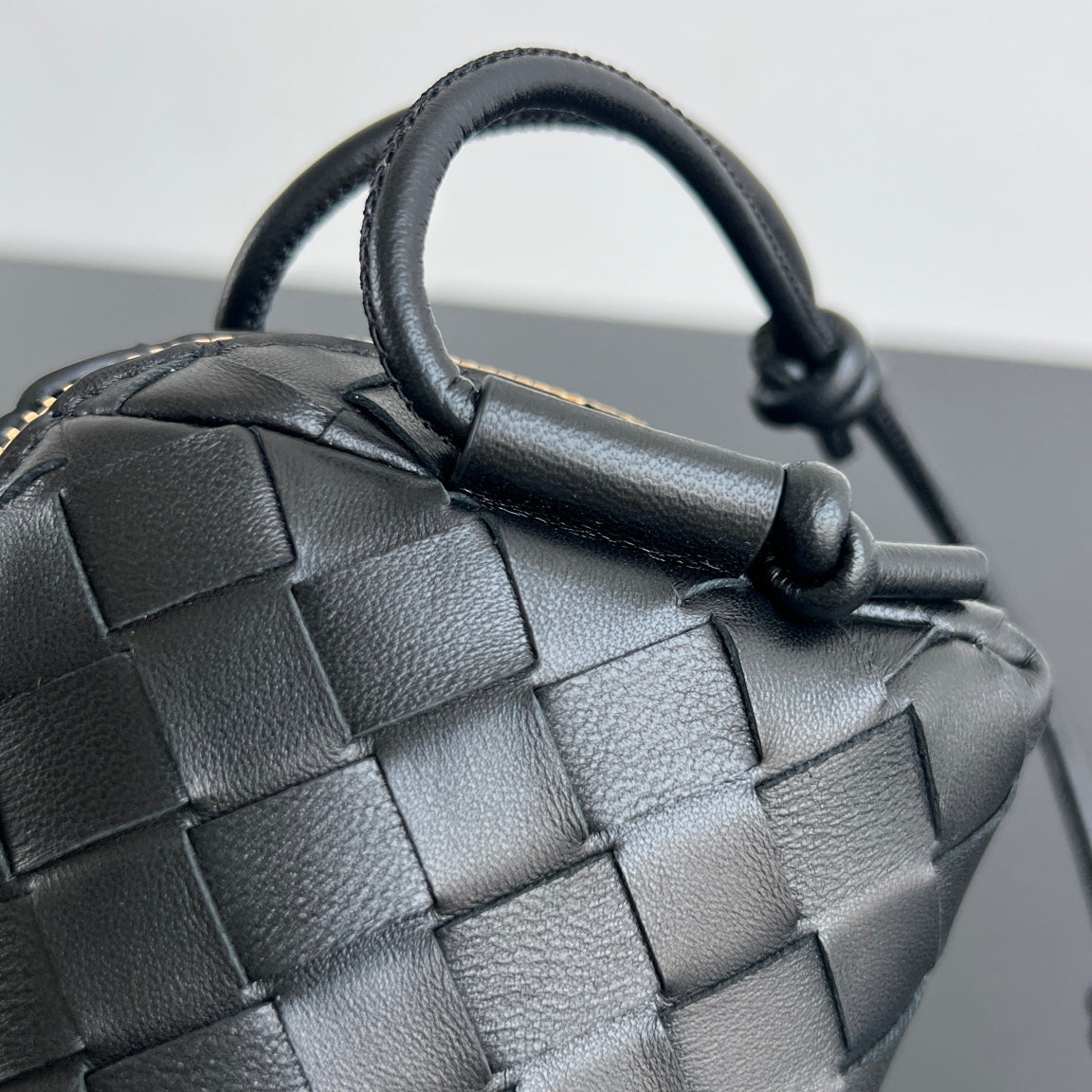 BOTTEGA VENETA CONCERT POUCH 18 IN BLACK LAMBSKIN