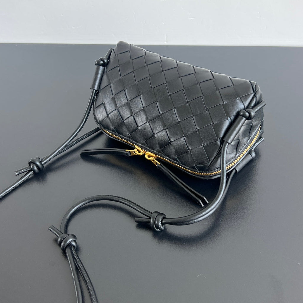 BOTTEGA VENETA CONCERT POUCH 18 IN BLACK LAMBSKIN