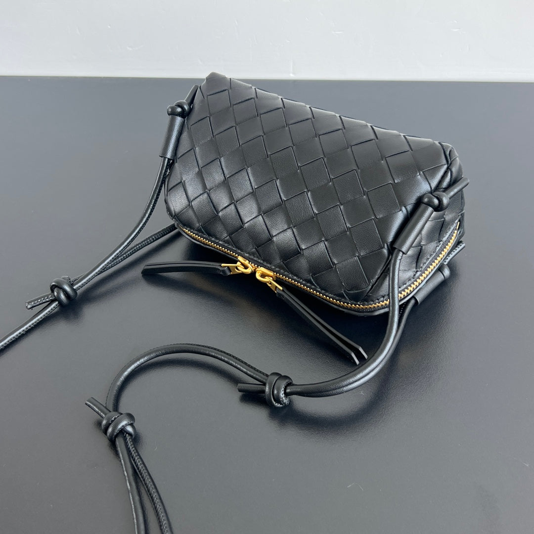 BOTTEGA VENETA CONCERT POUCH 18 IN BLACK LAMBSKIN