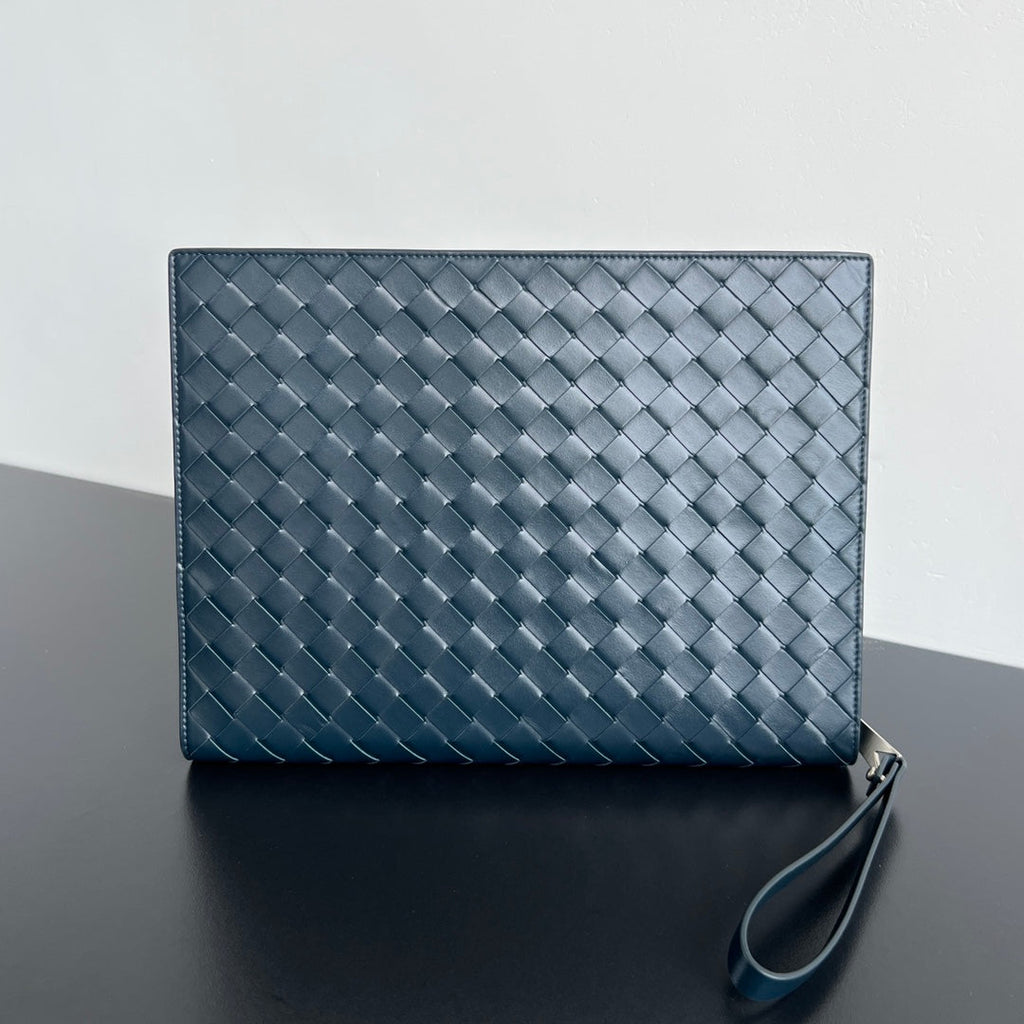 BOTTEGA VENETA INTRECCIATO CLUTCH 32 IN PICKLED BLUEWOOD SOFT CALFSKIN