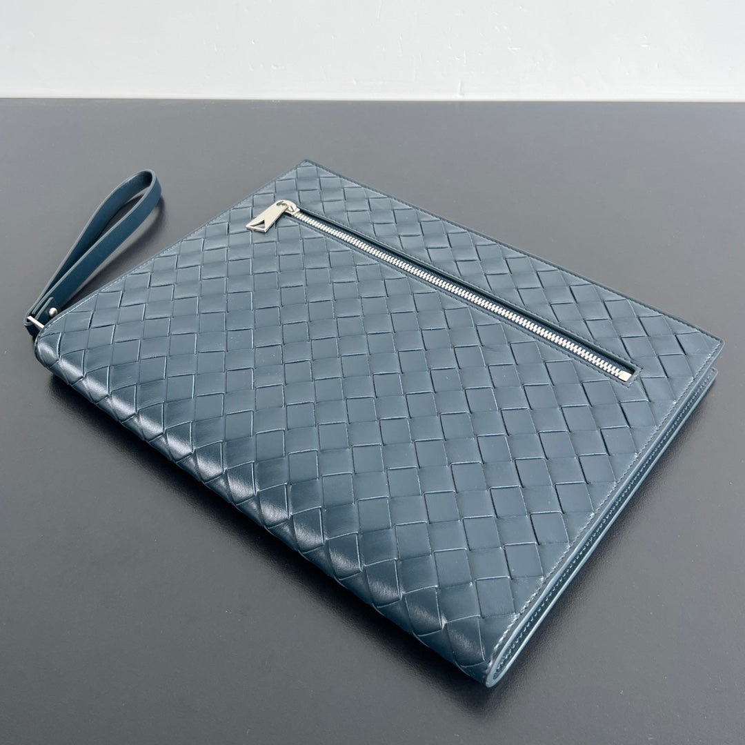 BOTTEGA VENETA INTRECCIATO CLUTCH 32 IN PICKLED BLUEWOOD SOFT CALFSKIN