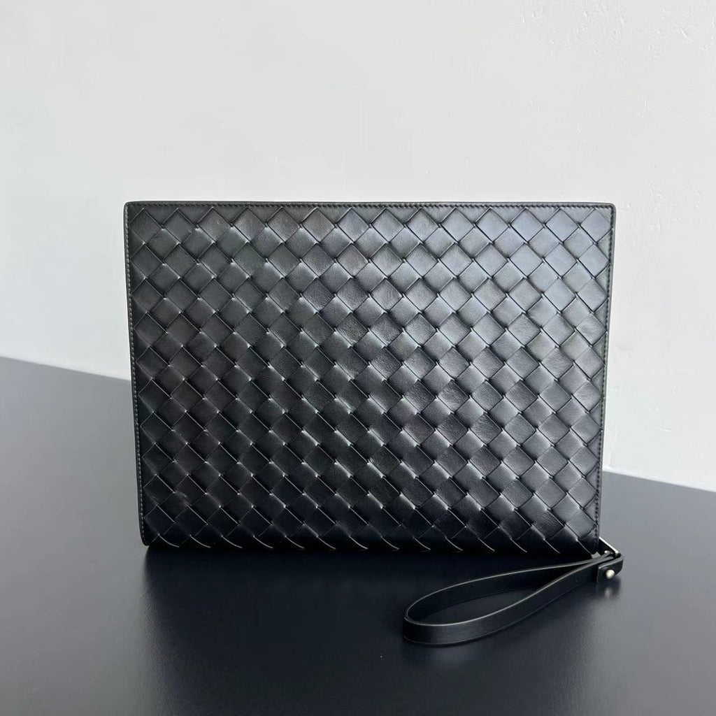 BOTTEGA VENETA INTRECCIATO CLUTCH 32 IN BLACK SOFT CALFSKIN