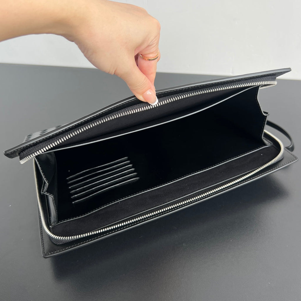 BOTTEGA VENETA INTRECCIATO CLUTCH 32 IN BLACK SOFT CALFSKIN