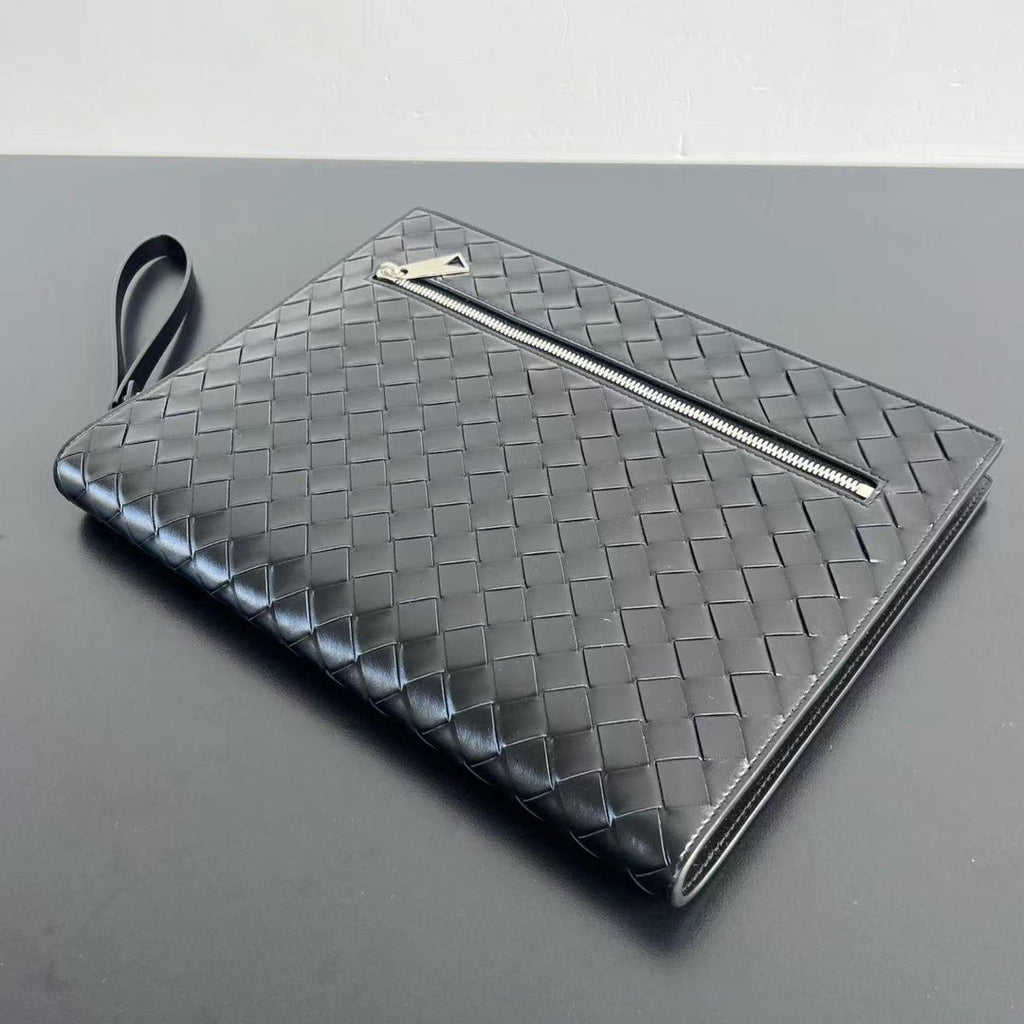 BOTTEGA VENETA INTRECCIATO CLUTCH 32 IN BLACK SOFT CALFSKIN