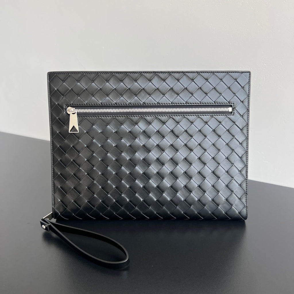 BOTTEGA VENETA INTRECCIATO CLUTCH 32 IN BLACK SOFT CALFSKIN