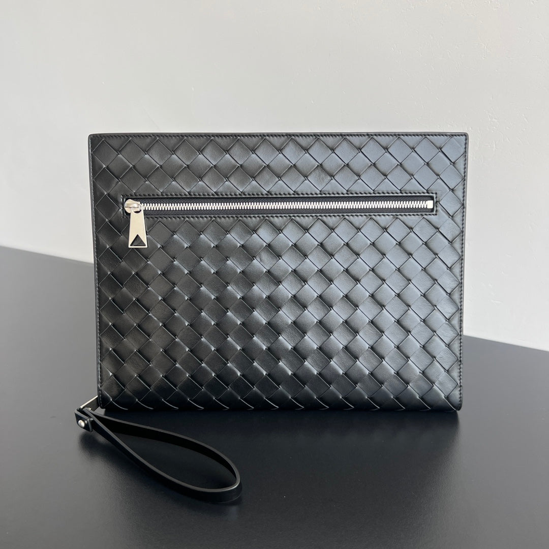 BOTTEGA VENETA INTRECCIATO CLUTCH 32 IN BLACK SOFT CALFSKIN