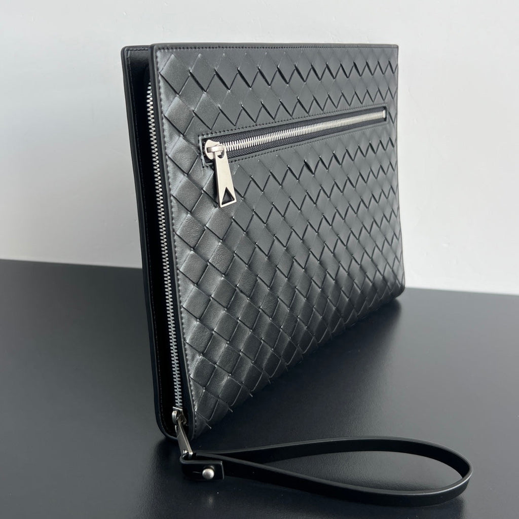 BOTTEGA VENETA INTRECCIATO CLUTCH 32 IN BLACK SOFT CALFSKIN