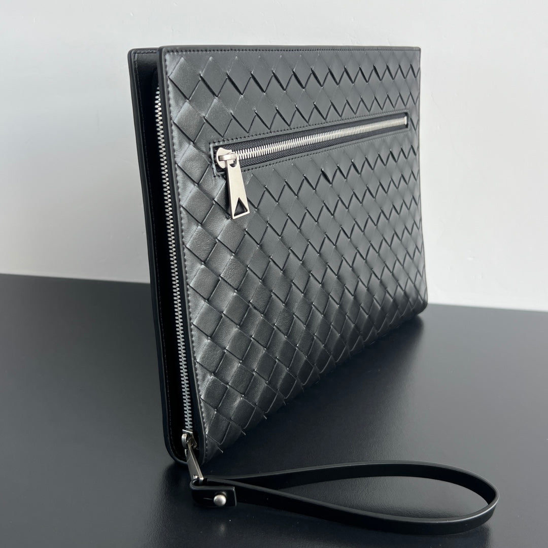BOTTEGA VENETA INTRECCIATO CLUTCH 32 IN BLACK SOFT CALFSKIN