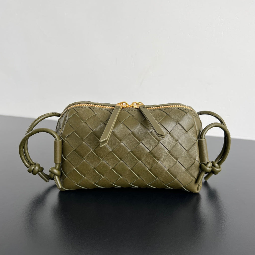 BOTTEGA VENETA CONCERT POUCH 18 IN ARMY GREEN LAMBSKIN