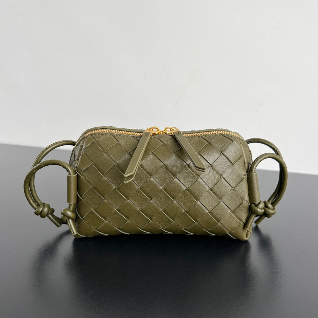 BOTTEGA VENETA CONCERT POUCH 18 IN ARMY GREEN LAMBSKIN