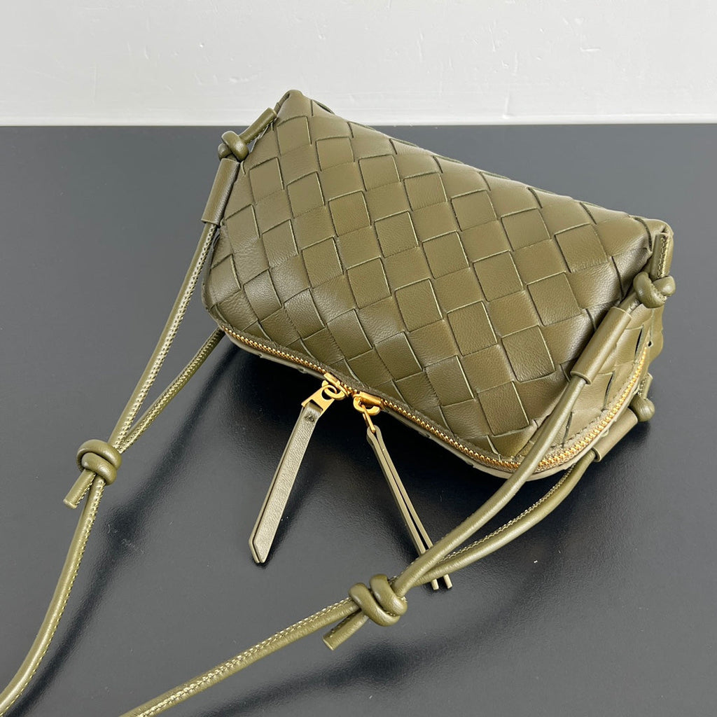 BOTTEGA VENETA CONCERT POUCH 18 IN ARMY GREEN LAMBSKIN