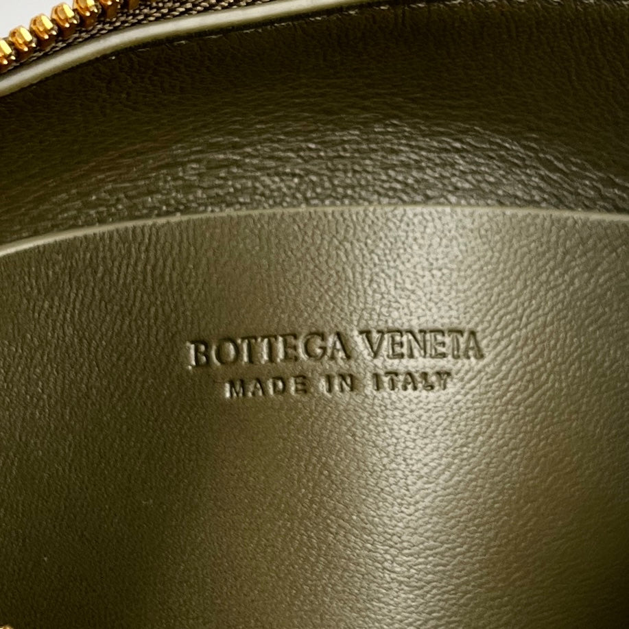 BOTTEGA VENETA CONCERT POUCH 18 IN ARMY GREEN LAMBSKIN