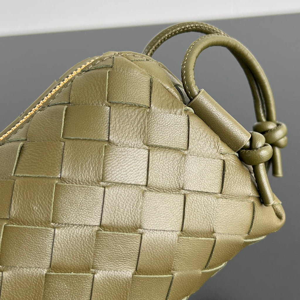 BOTTEGA VENETA CONCERT POUCH 18 IN ARMY GREEN LAMBSKIN