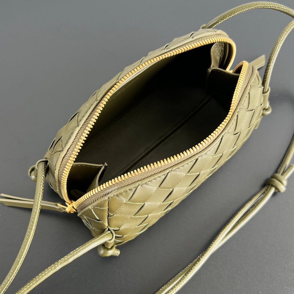 BOTTEGA VENETA CONCERT POUCH 18 IN ARMY GREEN LAMBSKIN