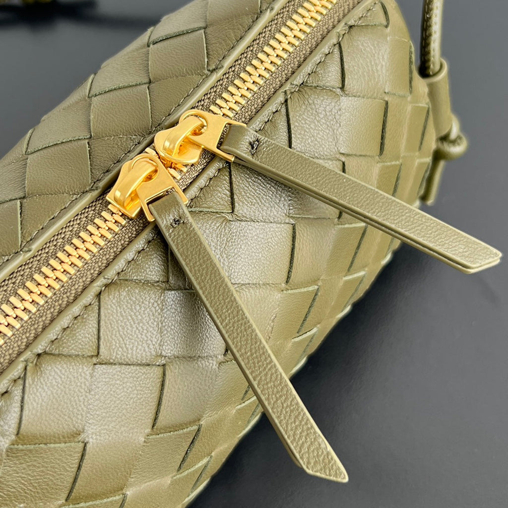 BOTTEGA VENETA CONCERT POUCH 18 IN ARMY GREEN LAMBSKIN