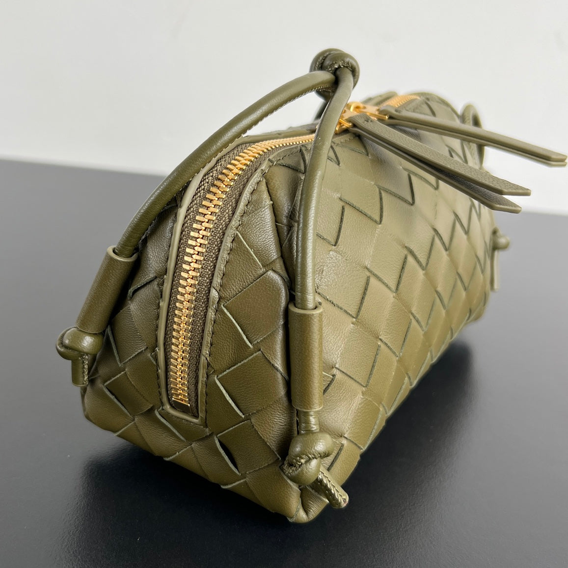 BOTTEGA VENETA CONCERT POUCH 18 IN ARMY GREEN LAMBSKIN