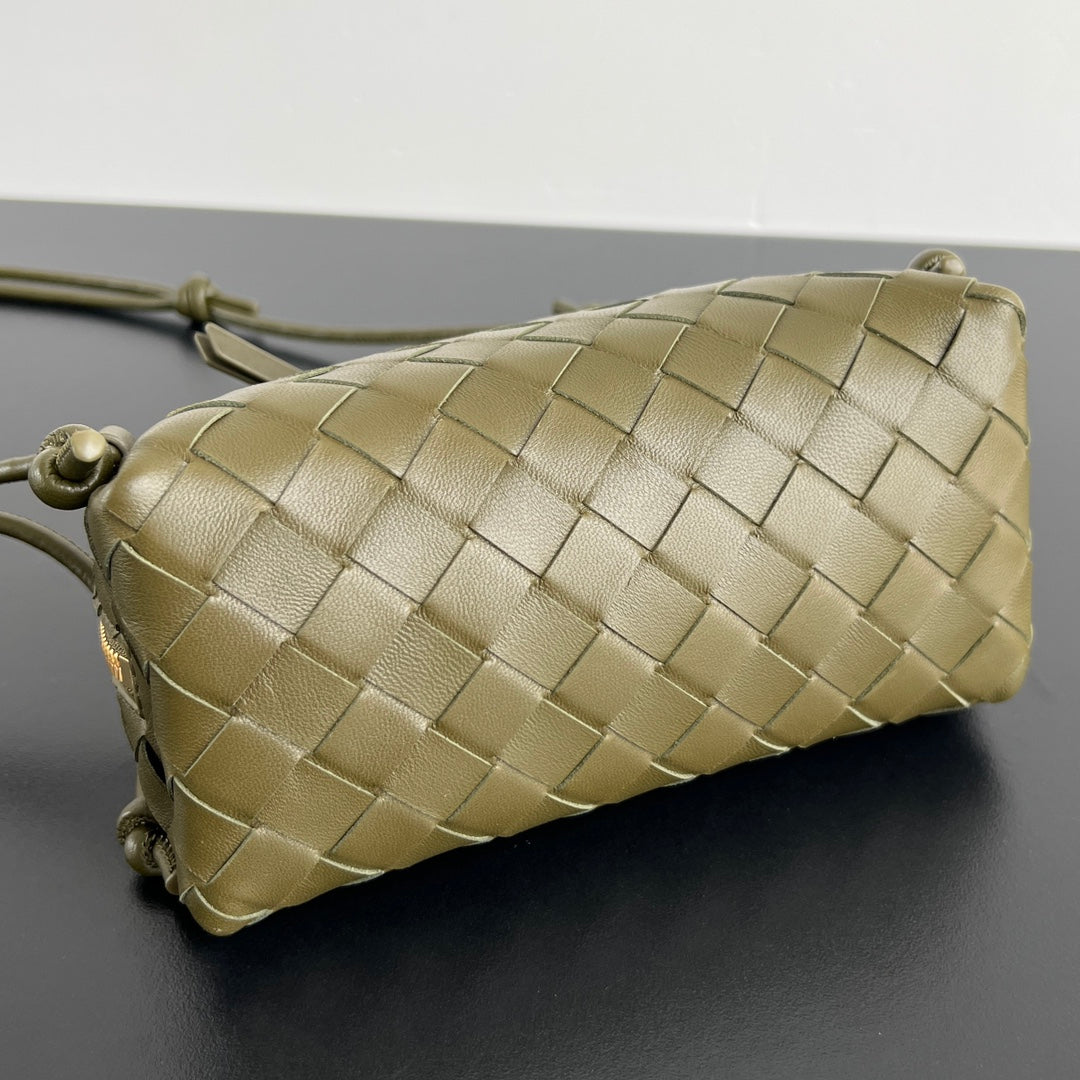 BOTTEGA VENETA CONCERT POUCH 18 IN ARMY GREEN LAMBSKIN