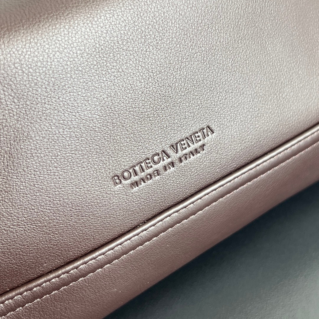 BOTTEGA VENETA LARGE HOP 46 IN CHOCOLATE LAMBSKIN