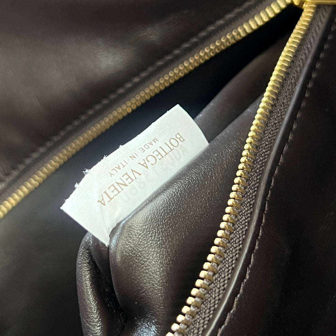 BOTTEGA VENETA LARGE HOP 46 IN CHOCOLATE LAMBSKIN