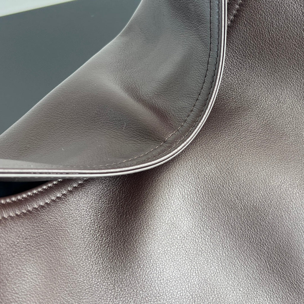 BOTTEGA VENETA LARGE HOP 46 IN CHOCOLATE LAMBSKIN