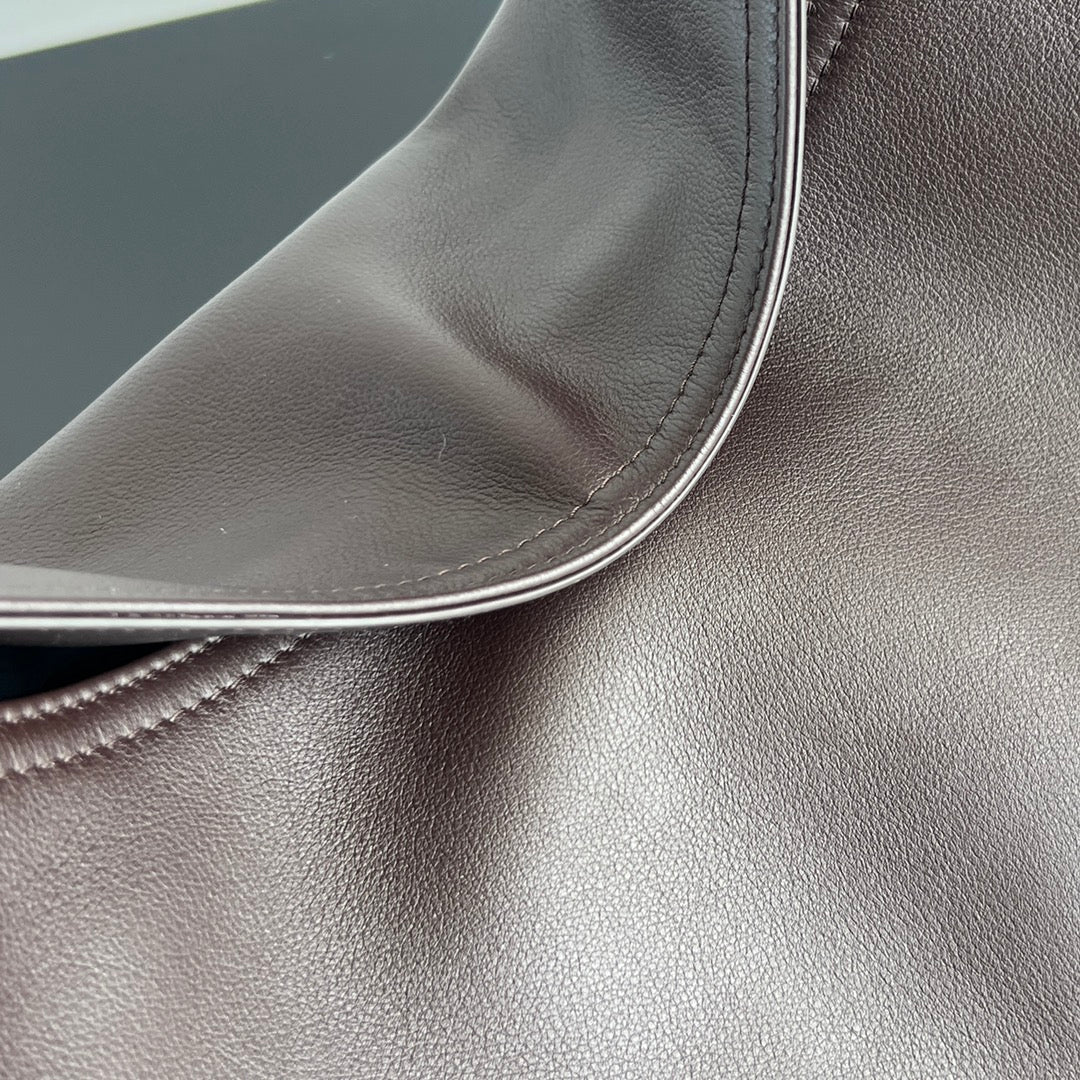 BOTTEGA VENETA LARGE HOP 46 IN CHOCOLATE LAMBSKIN