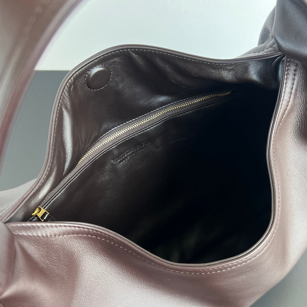 BOTTEGA VENETA LARGE HOP 46 IN CHOCOLATE LAMBSKIN