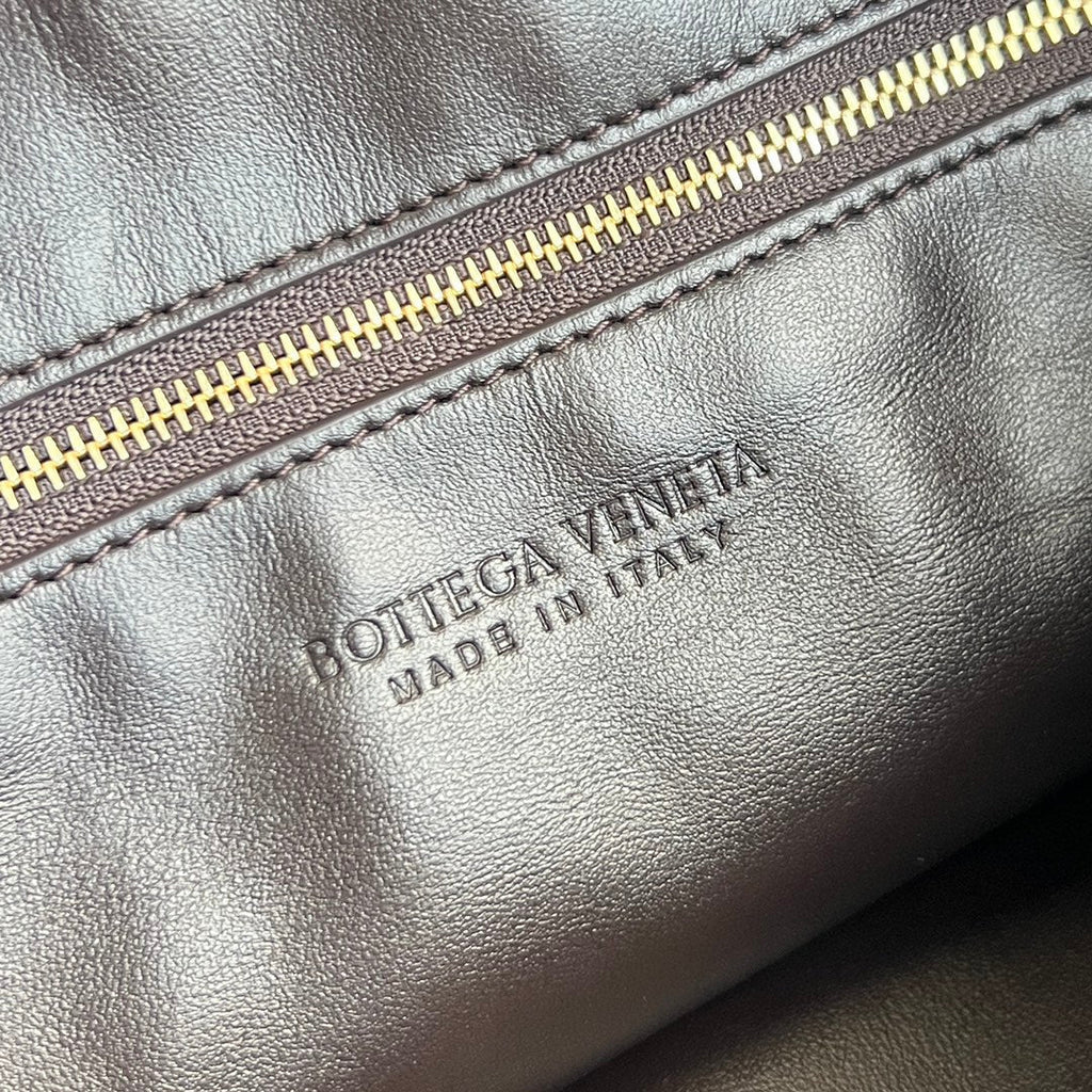 BOTTEGA VENETA LARGE HOP 46 IN CHOCOLATE LAMBSKIN