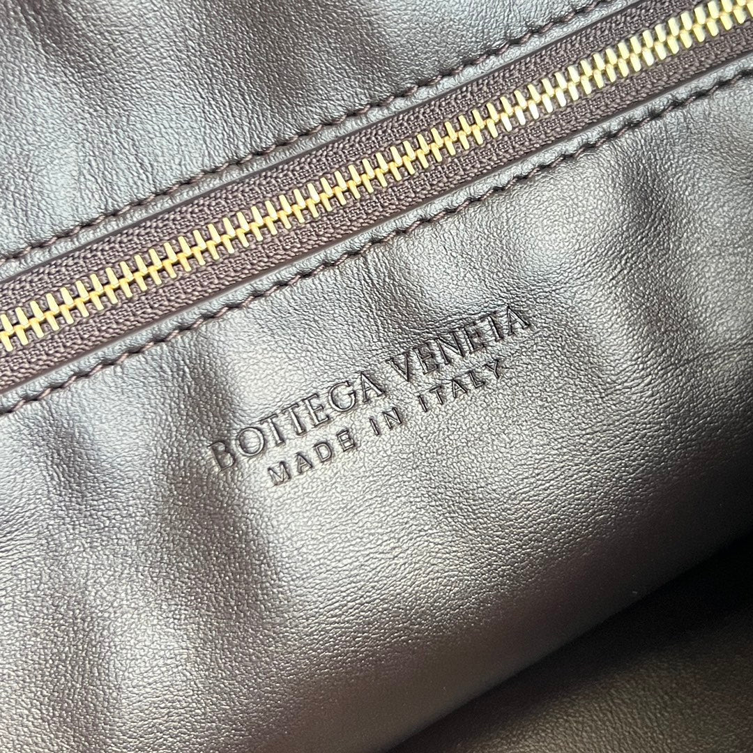 BOTTEGA VENETA LARGE HOP 46 IN CHOCOLATE LAMBSKIN