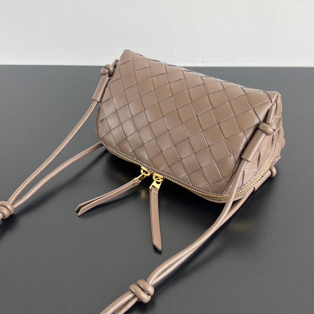 BOTTEGA VENETA CONCERT POUCH 18 IN MEDIUM BROWN LAMBSKIN