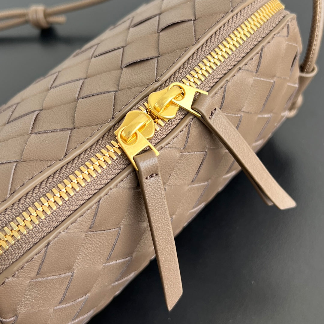 BOTTEGA VENETA CONCERT POUCH 18 IN MEDIUM BROWN LAMBSKIN