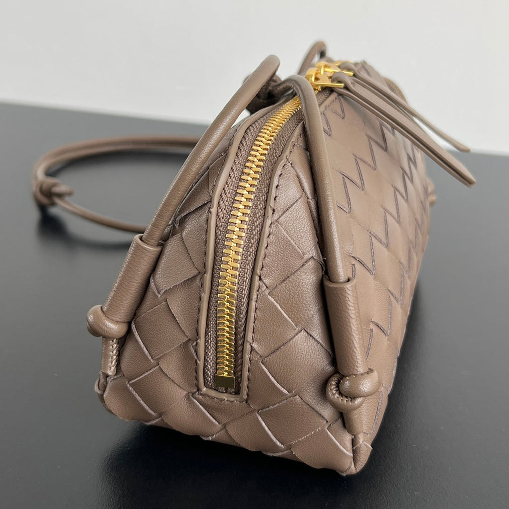 BOTTEGA VENETA CONCERT POUCH 18 IN MEDIUM BROWN LAMBSKIN