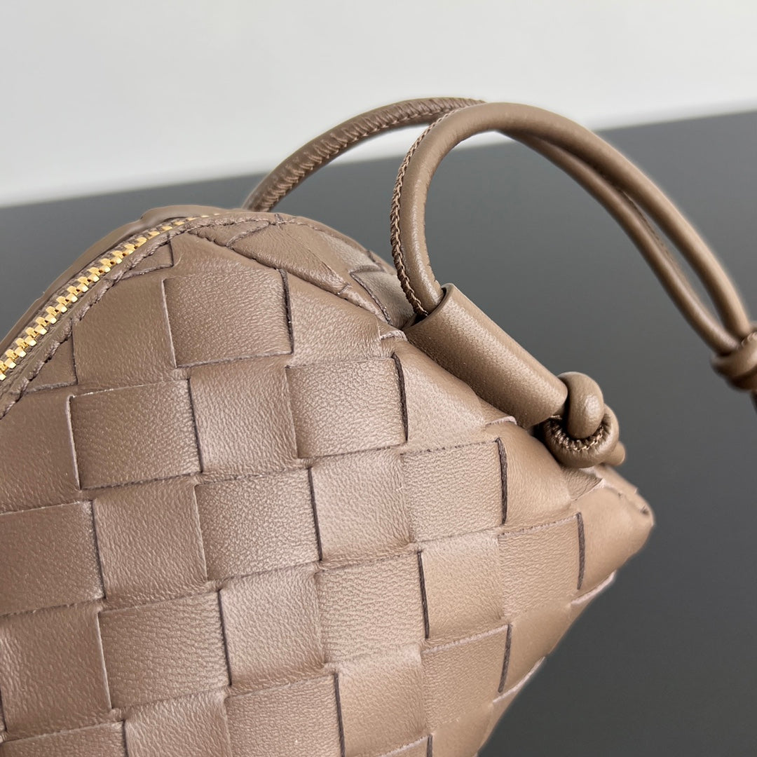 BOTTEGA VENETA CONCERT POUCH 18 IN MEDIUM BROWN LAMBSKIN