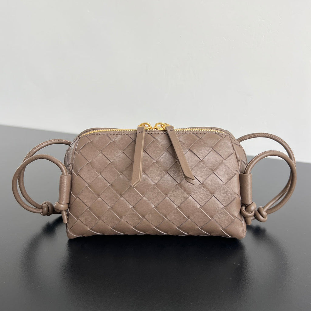 BOTTEGA VENETA CONCERT POUCH 18 IN MEDIUM BROWN LAMBSKIN