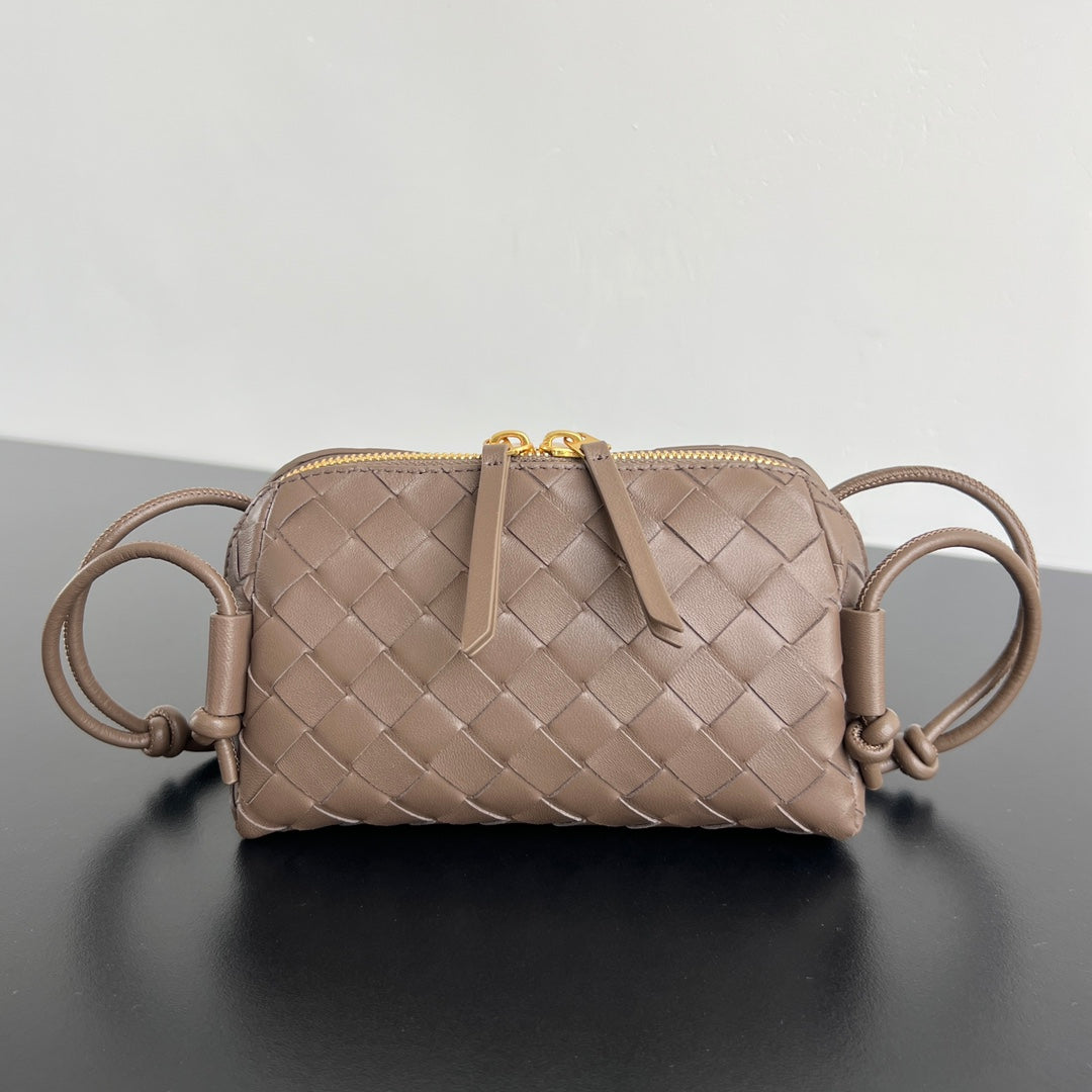 BOTTEGA VENETA CONCERT POUCH 18 IN MEDIUM BROWN LAMBSKIN