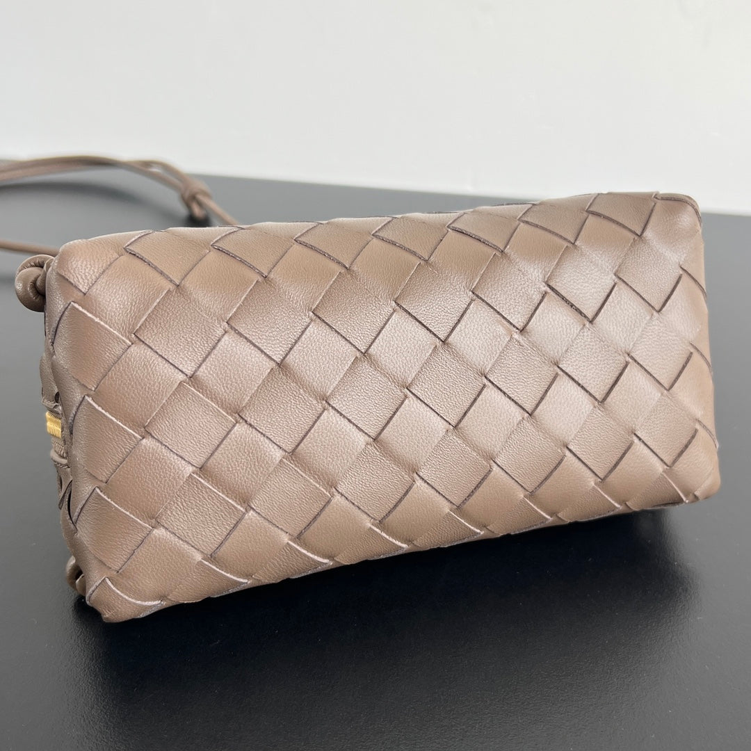 BOTTEGA VENETA CONCERT POUCH 18 IN MEDIUM BROWN LAMBSKIN