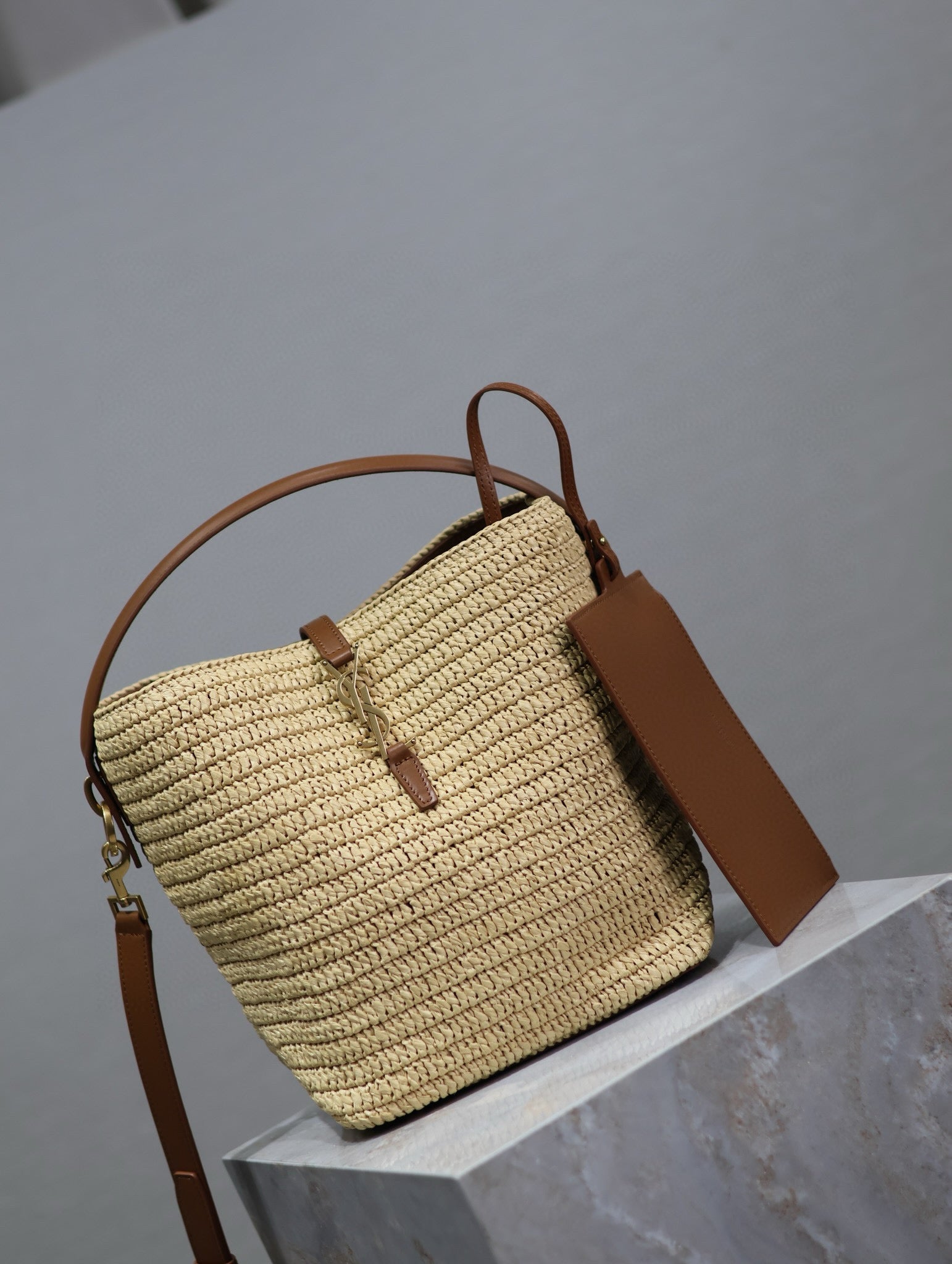 SAINT LAURENT LE 37 DE RAFIA TRENZADA Y PIEL DE CURTIDO VEGETAL