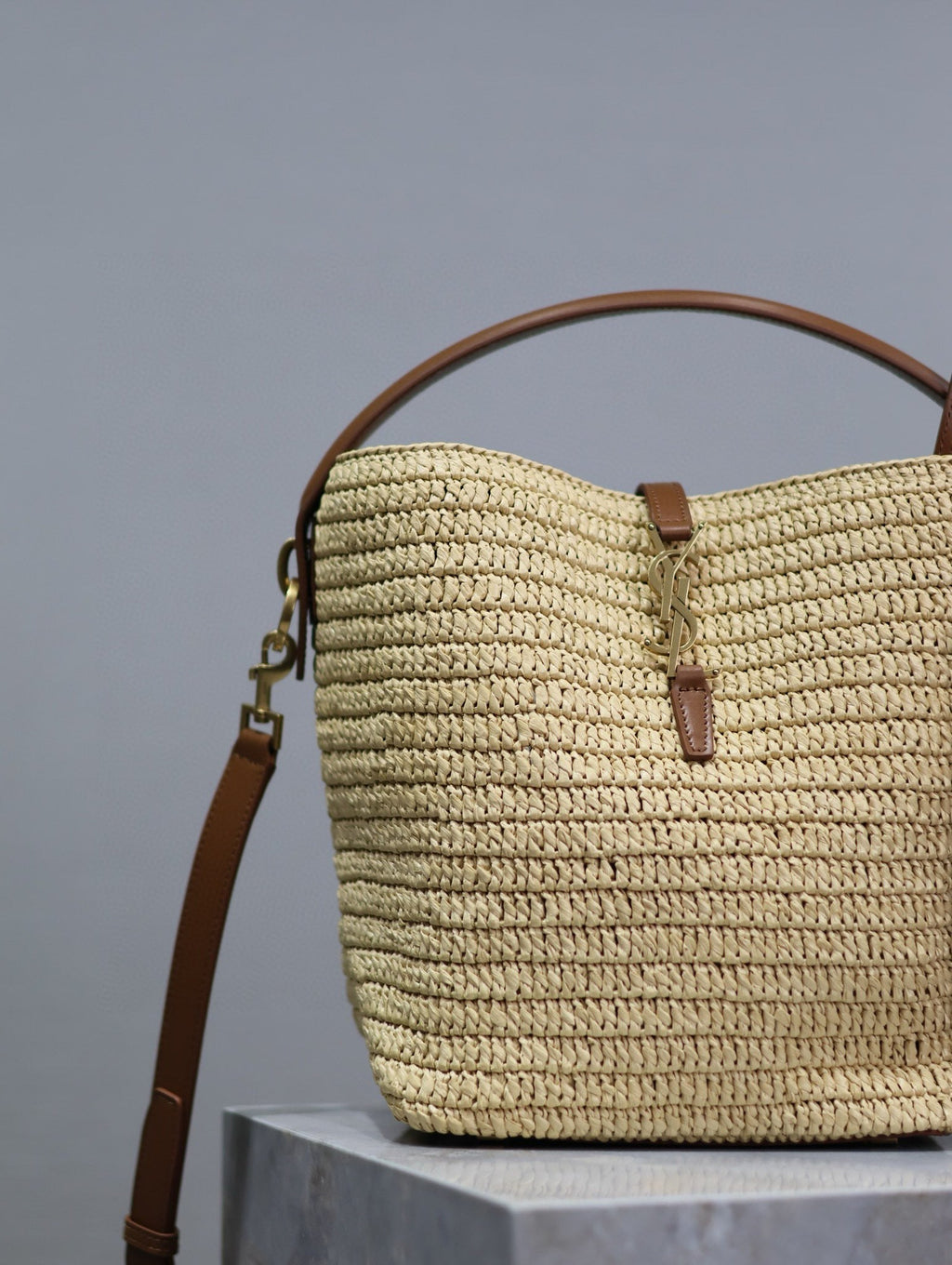 SAINT LAURENT LE 37 DE RAFIA TRENZADA Y PIEL DE CURTIDO VEGETAL